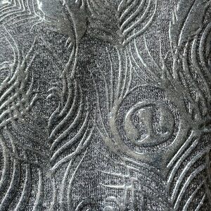 Sz2 Lululemon Vintage crops Heathered Black with Embossed Logo and feathers EUC